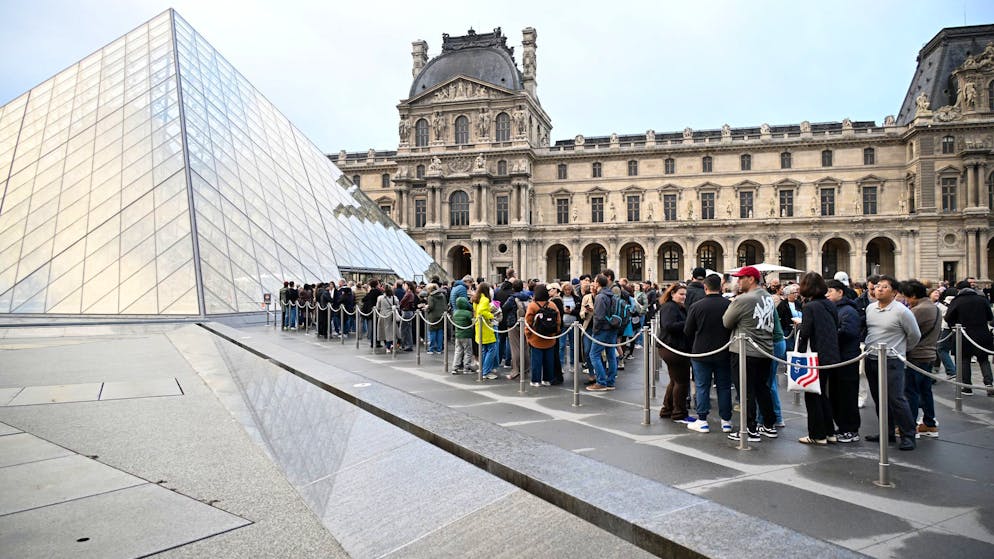 Camera surveillance not everywhere. How security loopholes made the Louvre jewel theft possible