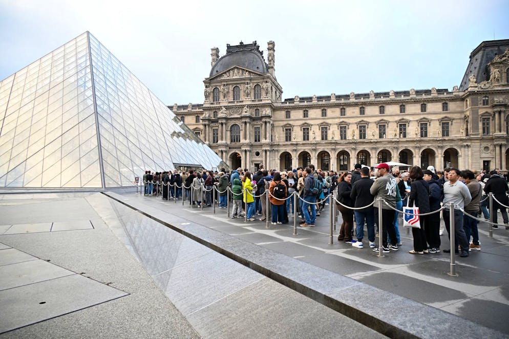 Louvre-Diebstahl: Kritik an Sicherheitslücken wächst - Gallery. Der Louvre wurde nach dem Einbruch für Besucher geschlossen.