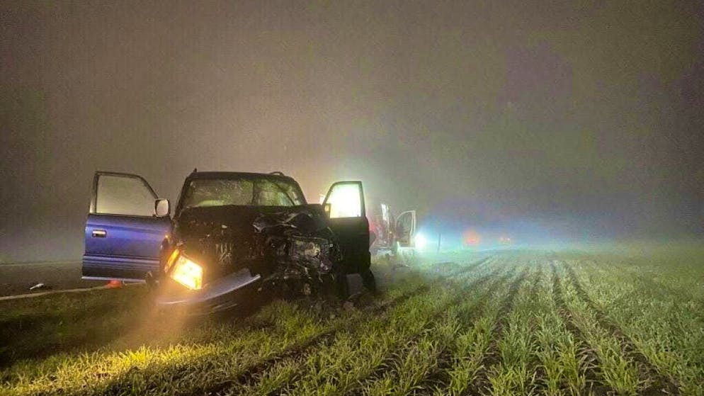 During an overtaking maneuver in dense fog, the driver of this car collided head-on with an oncoming motorcyclist in Remetschwil AG in November 2022. The 19-year-old motorcyclist died. The car driver of retirement age must answer to the Aargau High Court. (archive picture)