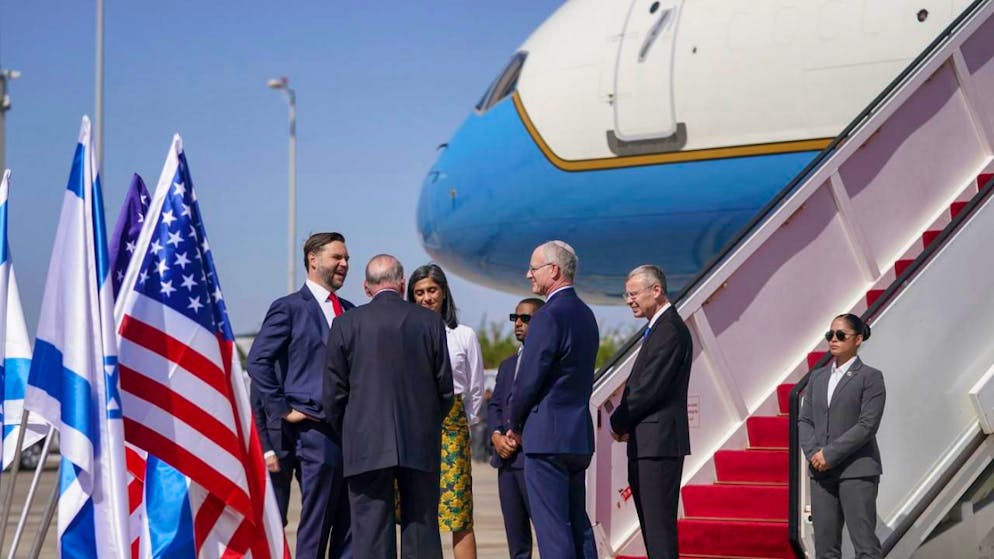 Le vice-président américain J.D. Vance est arrivé en Israël afin de consolider le cessez-le-feu. On le voit ici tout à gauche au côté de son épouse Usha, accueilli par l'ambassadeur US en Israël Mike Huckabee, de dos face à lui. Est aussi là le ministre israélien de la Justice Yariv Levin, à droite.