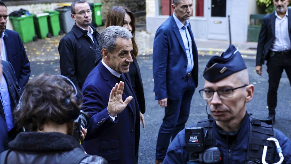 Francia. Nicolas Sarkozy entra in carcere, ecco cos'ha potuto portare con sé in cella