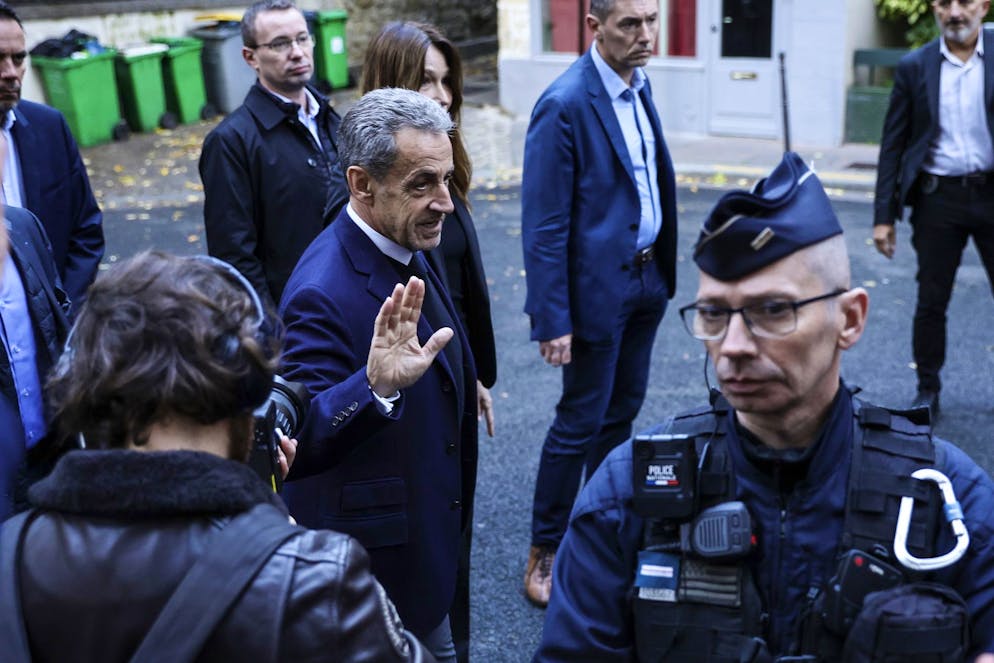 L'ex presidente francese Sarkozy arriva alla prigione parigina.