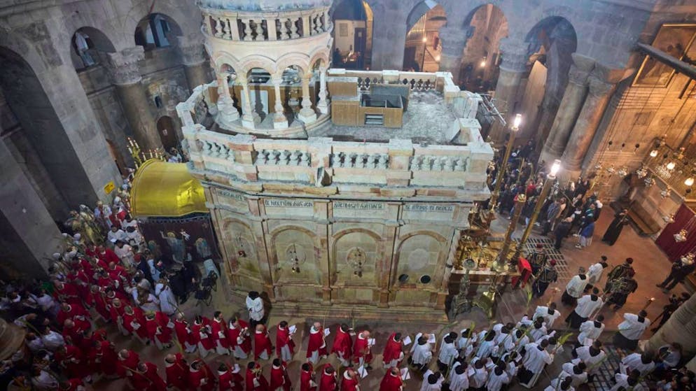 All'interno della Basilica del Santo Sepolcro a Gerusalemme
