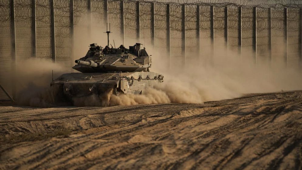 Israelische Soldaten bewegen sich mit einem Panzer entlang der Grenze zwischen Israel und Gaza, gesehen vom Süden Israels aus. Foto: Leo Correa/AP/dpa