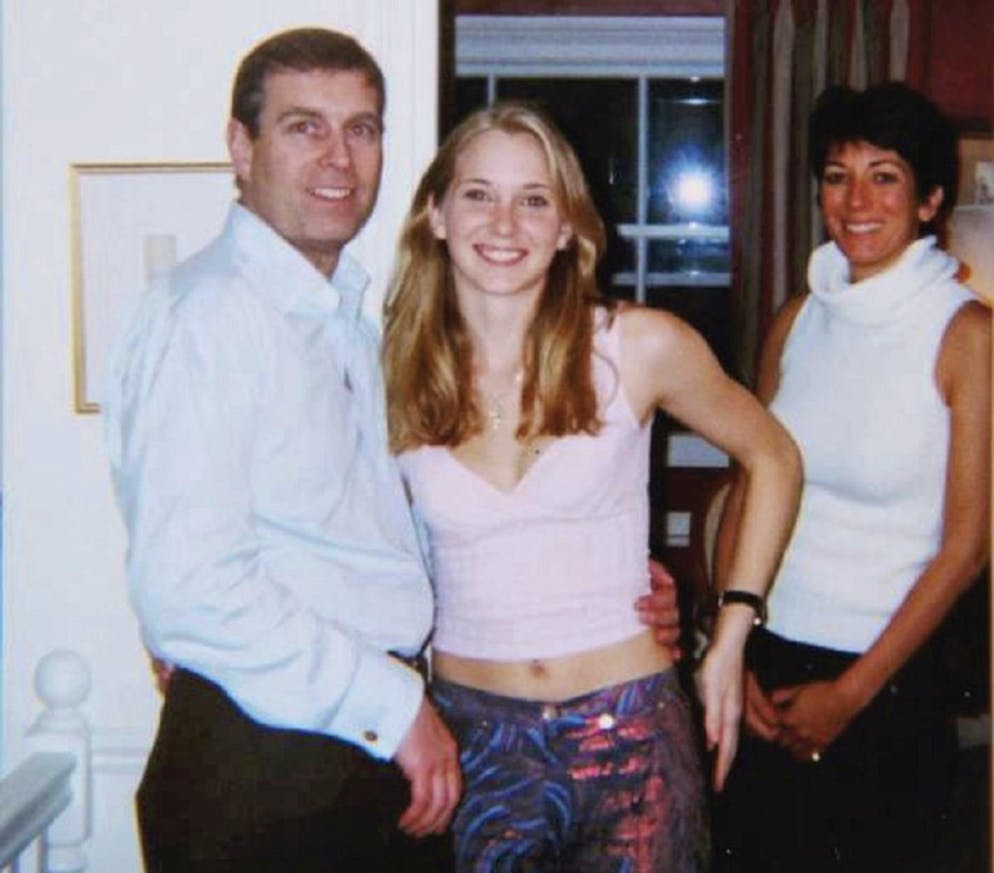 Jugendliche Virginia Roberts Giuffre (Mitte) mit Prinz Andrew und Ghislaine Maxwell, Freundin des US-amerikanischen Sexualstraftäters Jeffrey Epstein.