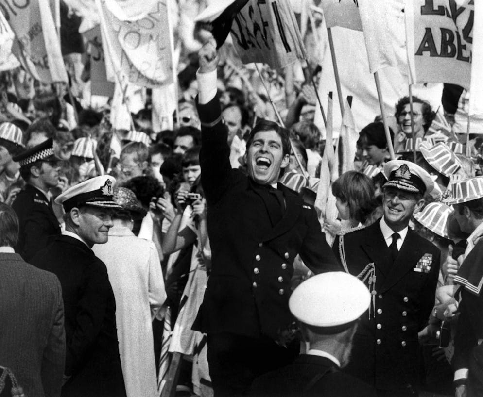 Am 20. September 1982 trifft Prinz Andrew an Bord des Flugzeugträgers HMS Invincible im Hafen von Portsmouth ein. Rechts im Bild: Prinz Philip, Herzog von Edinburgh.