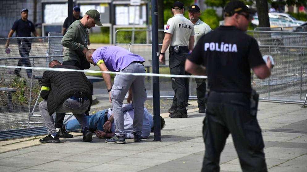 ARCHIV - Polizisten nehmen einen Mann fest, nachdem der slowakische Ministerpräsident Fico nach einer Kabinettssitzung in der Stadt Handlova angeschossen und verletzt worden. Foto: Radovan Stoklasa/TASR Slovakia/AP/dpa
