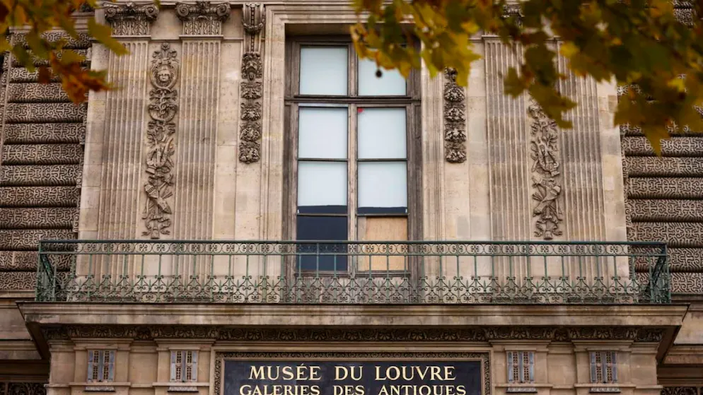 Deux voleurs ont fracturé une fenêtre à l'aide d'une disqueuse pour entrer dans la galerie d'Apollon au Louvre.