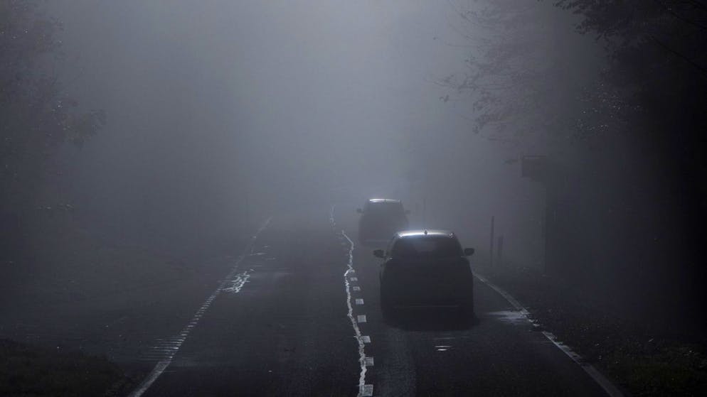 La justice argovienne a condamné un automobiliste de 74 ans à six ans et demi de prison. Reconnu coupable d'homicide par dol éventuel, le retraité a happé mortellement un motard de 19 ans en novembre 2022, en dépassant une voiture par un épais brouillard en pleine nuit. (Photo prétexte)