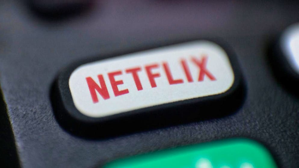 Netflix continue sa croissance mais sa rentabilité est moins insolente que les précédentes années. Image d'illustation d'une télécommande avec le logo du géant du streaming.