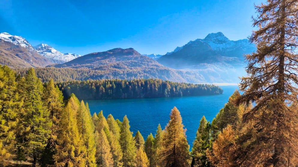 Autumn pictures 2025: These are the pictures of blue News readers. Carla sends us a picture of Lake Sils.