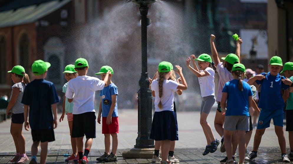 Polnische Kinder geniessen im Juli den Sommer in Krakau: Ihre Eltern haben womöglich bald mehr Geld im Portemonnaie. 