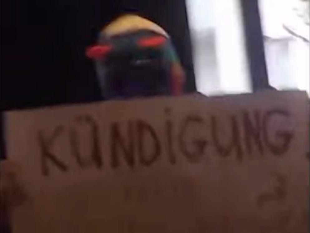 Die vermummten Personen stellten einen Karton mit der Aufschrift «Kündigung» auf den Empfangstresen des Zürcher Hauseigentümerverbands.