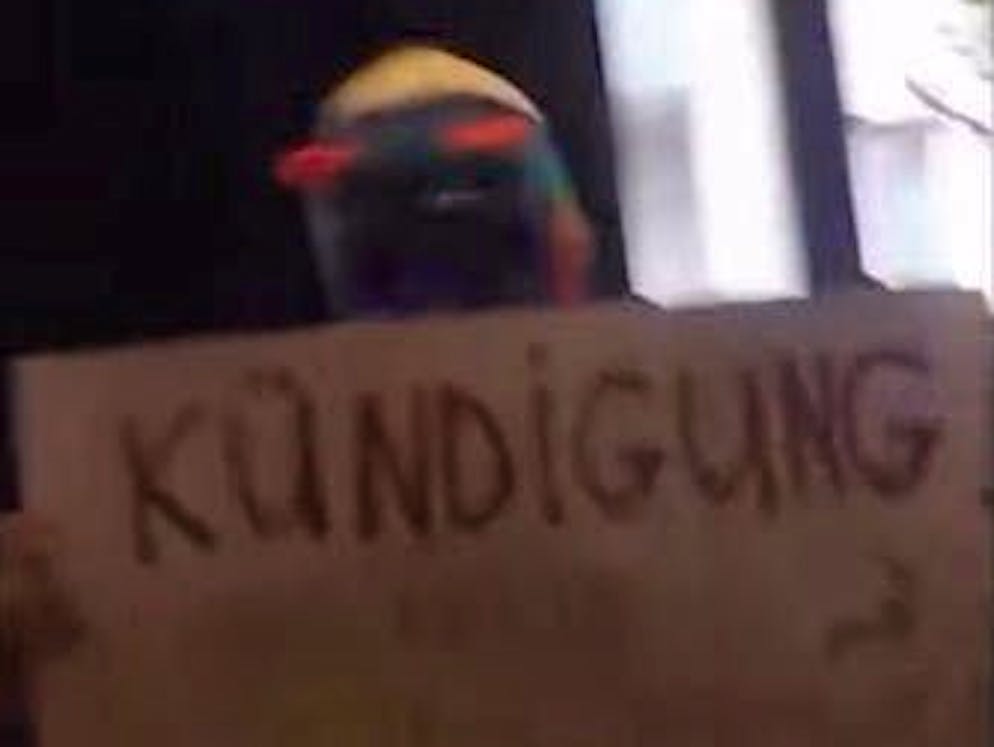 The masked individuals placed a cardboard box with the words "Dismissal" on the reception desk of the Zurich Homeowners' Association.