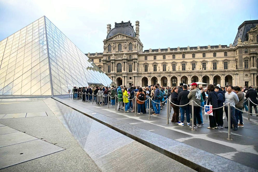Louvre theft: criticism of security loopholes grows - Gallery. The Louvre was closed to visitors after the break-in.