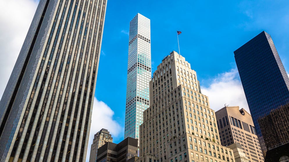 La tour résidentielle de Park Avenue, haute de 426 mètres, se trouve en plein Manhattan, non loin de Central Park.