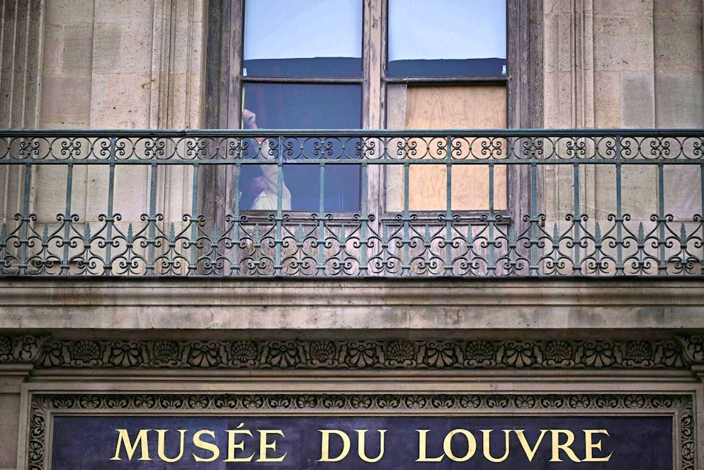 Louvre theft: criticism of security loopholes grows - Gallery. The police are looking for traces of the fugitive perpetrators.