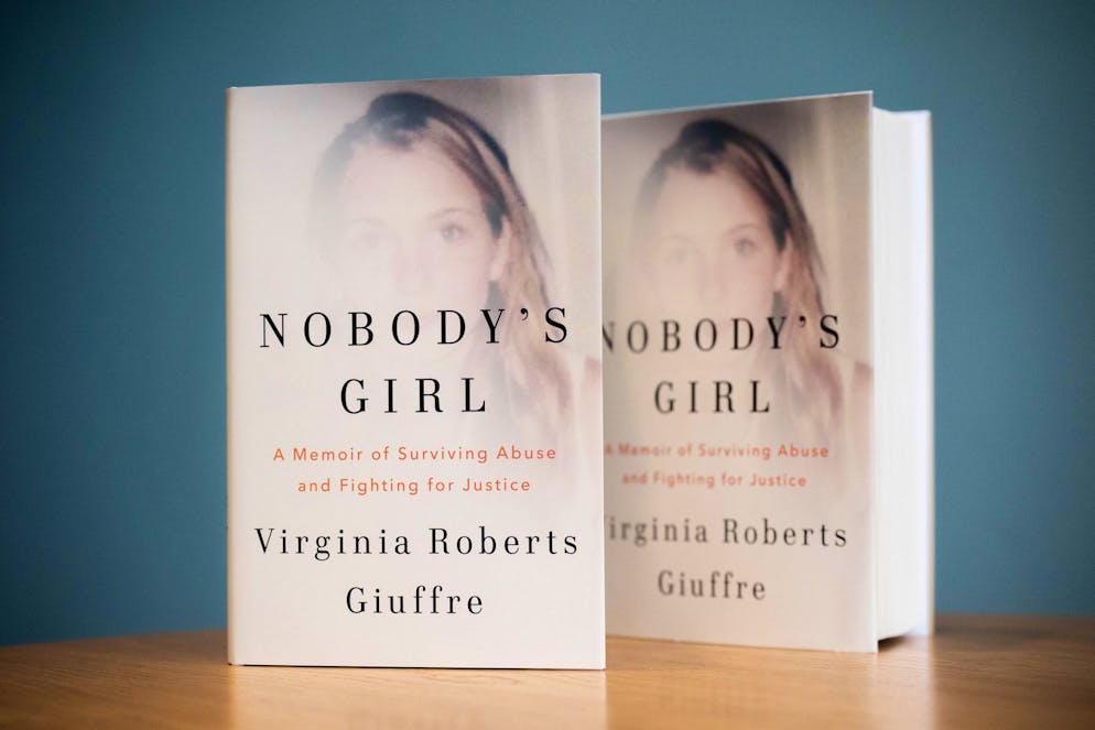 In ihrem Buch beschreibt Giuffre ausführlich, wie sie zum Opfer des Sexualstraftäters Epstein wurde.