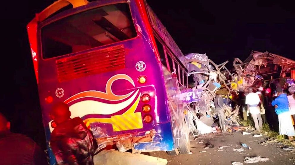 Poco dopo la mezzanotte due autobus, un camion e un'auto sono rimasti coinvolti in un grave incidente nel nord dell'Uganda.
