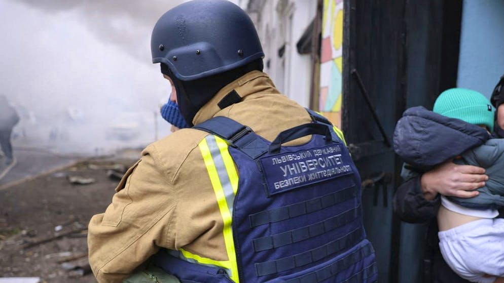 Guerra in Ucraina. Bombe sull'asilo a Kharkiv, mentre Zelensky apre al piano Trump