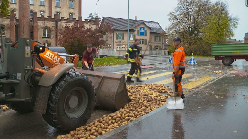 Mehrere Tonnen Kartoffeln liegen auf der Strasse 