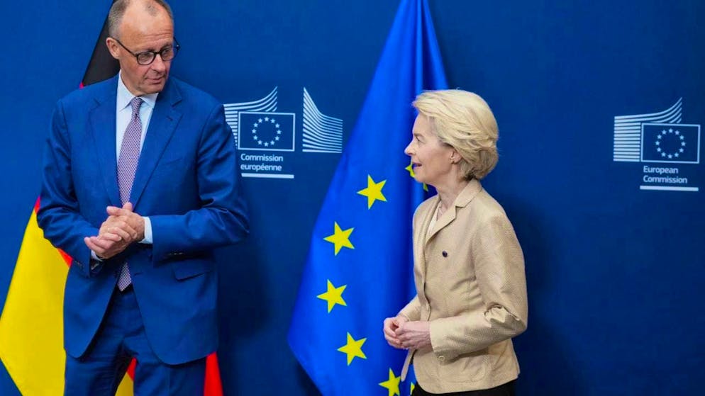 ARCHIVE - German Chancellor Friedrich Merz (l) and European Commission President Ursula von der Leyen walk before a meeting at EU headquarters. Photo: Virginia Mayo/AP/dpa