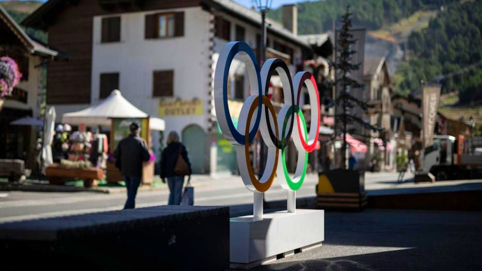 Die olympischen Ringe als Vorbote der Winterspiele 2026 stehen bereits im Dorfzentrum von Livigno. Im Februar wird Mehrverkehr aus Graubünden im Ort erwartet.