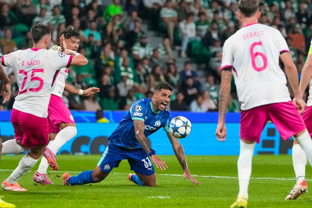 Emerson und die dümmste Schwalbe des Abends.