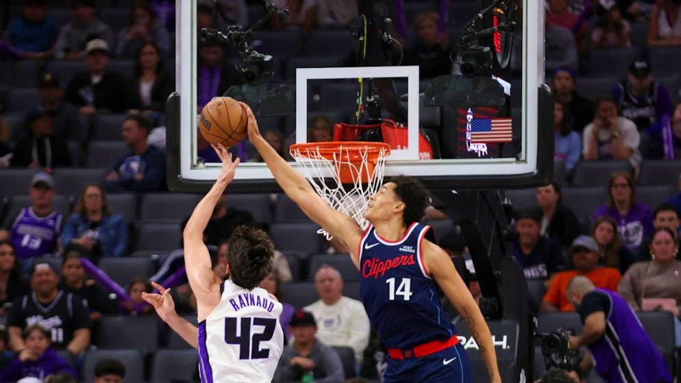 Der Freiburger NBA-Debütant Yanic Konan Niederhäuser (rechts) von den Los Angeles Clippers blockt den Wurf von Sacramentos Center Maxime Raynaud.