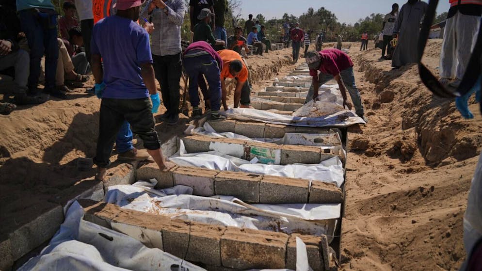 dpatopbilder - Die Leichen nicht identifizierter Palästinenser werden in einem Massengrab im Gazastreifen begraben. Foto: Jehad Alshrafi/AP/dpa