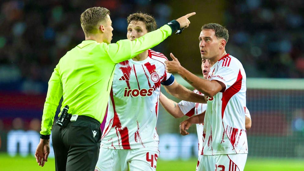 The Olympiakos players are annoyed with Urs Schnyder.