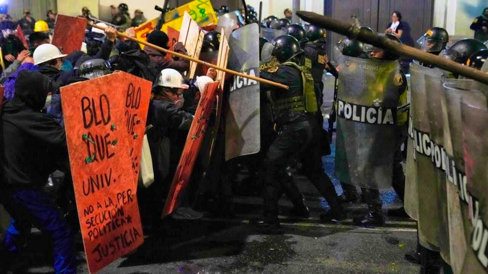 Anti-government demonstrators clash with police near the Congress during a rally against President Jeri. Photo: Martin Mejia/AP/dpa