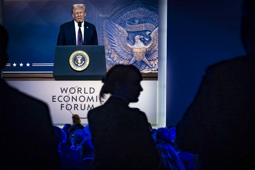 US-Präsident Donald Trump am WEF 2025 auf einem Bildschirm.