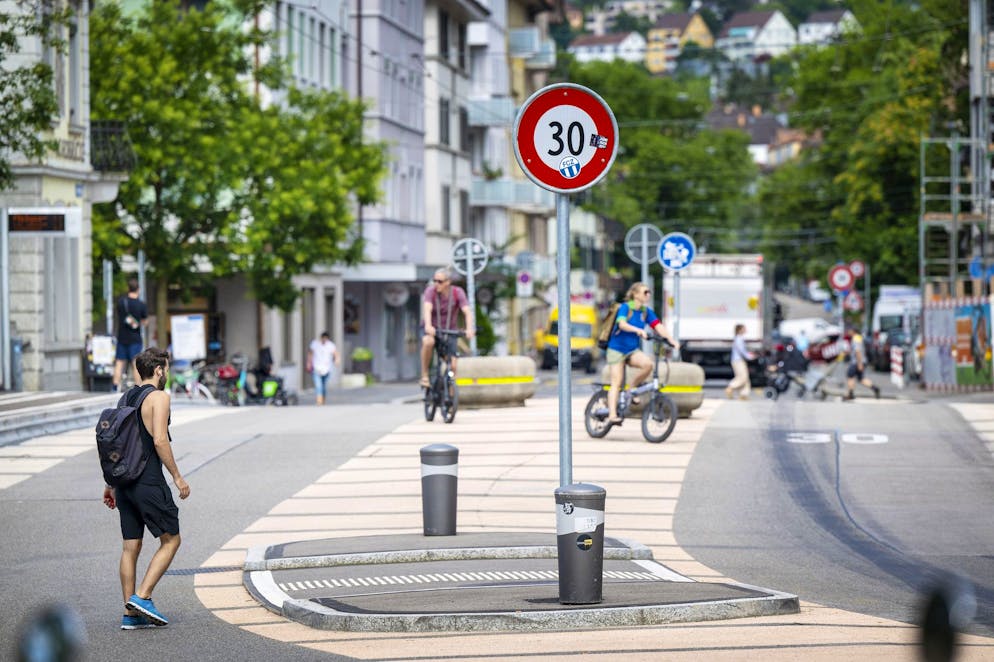 Auf der Nordbrücke in Zürich Wipkingen gilt bereits Tempo 30, auf mehreren Strassen rund um den Hauptbahnhof folgt die Temporeduktion nun ebenfalls.