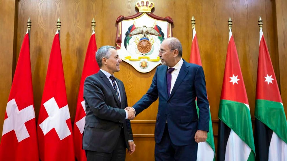 In der jordanischen Hauptstadt Amman ist Bundesrat Ignazio Cassis (links) von seinem Amtskollegen Ayman Safadi empfangen worden.