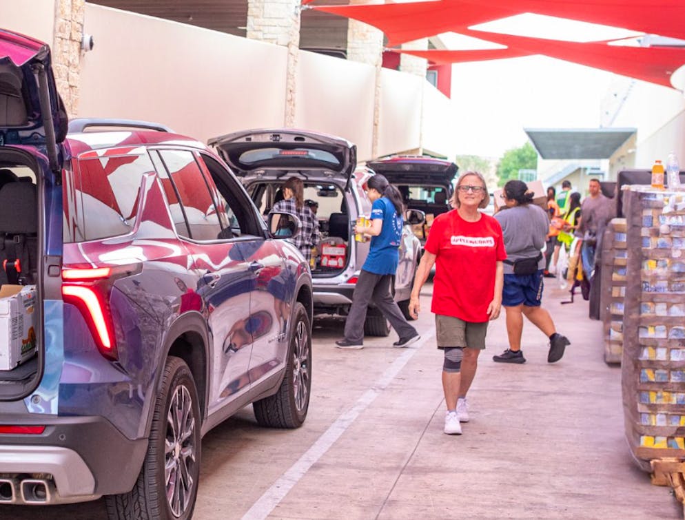 Die Schlangen bei den Essensausgaben werden immer länger. 