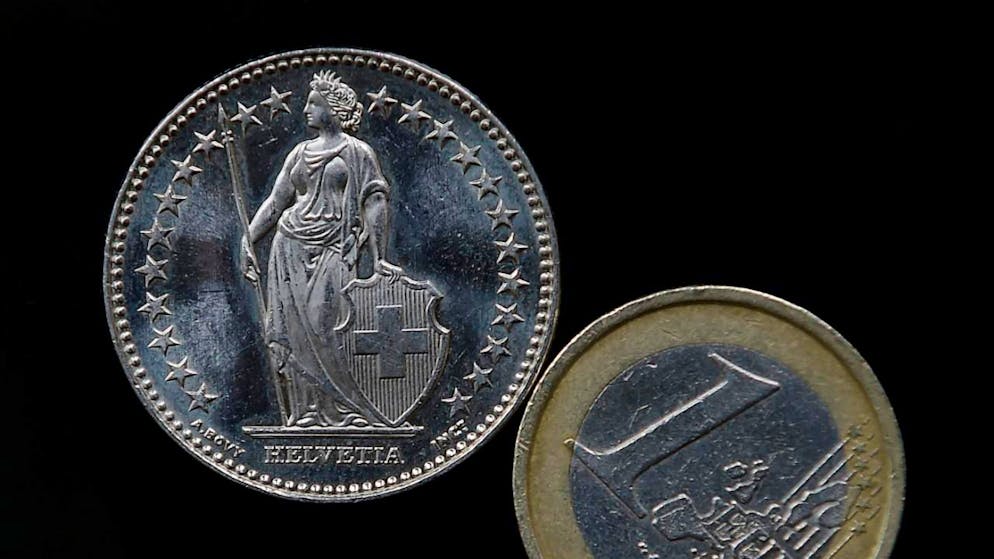 Vers 11h45, le franc s'échangeait pour 0,9233 euro, se relâchant quelque peu après avoir atteint la veille un nouveau record depuis le début de l'année à 0,9209 EUR/CHF. (archive)