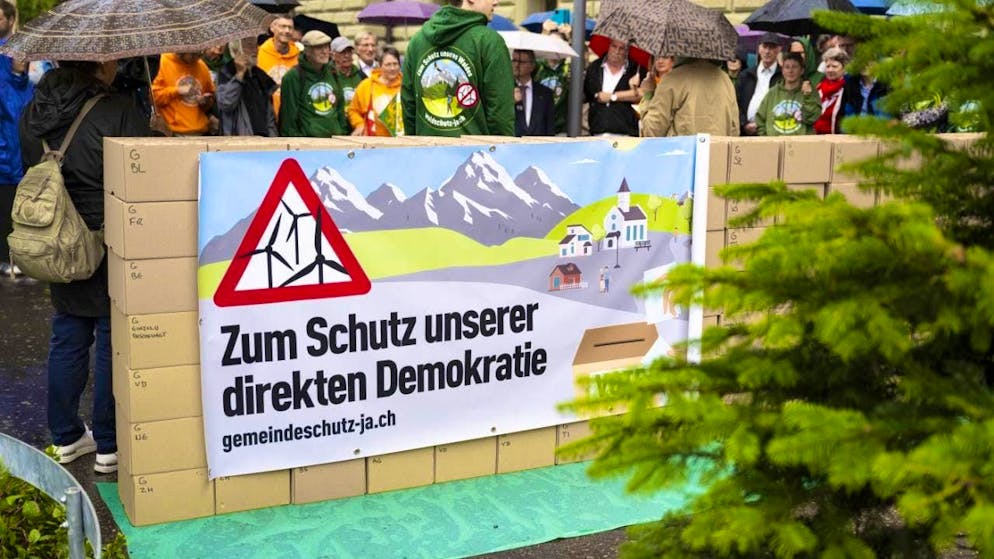 According to the Federal Council, accepting the initiatives would severely restrict the expansion of wind energy in Switzerland. (archive image)