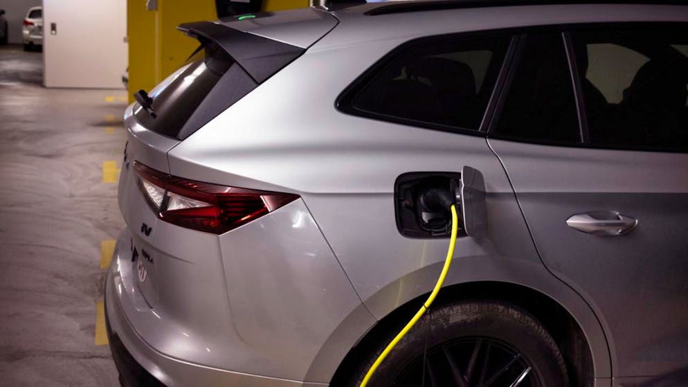 Non tutti possono caricare l'auto in garage.