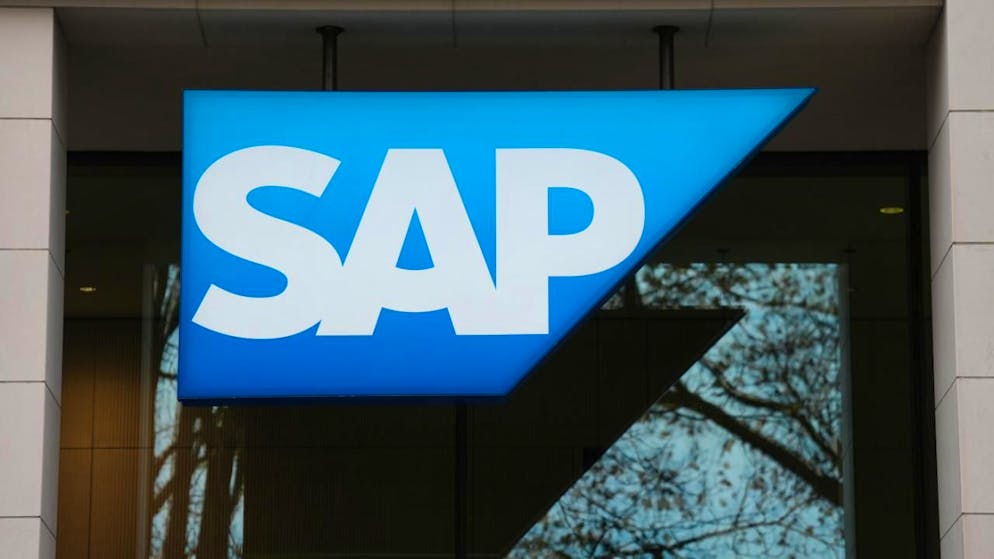 Der Softwarekonzern SAP steigert den Gewinn kräftig, doch für das wichtige Cloudgeschäft wird das Dax-Schwergewicht etwas zurückhaltender. Grund sind Sorgen um das wirtschaftliche Umfeld. (Archivbild)