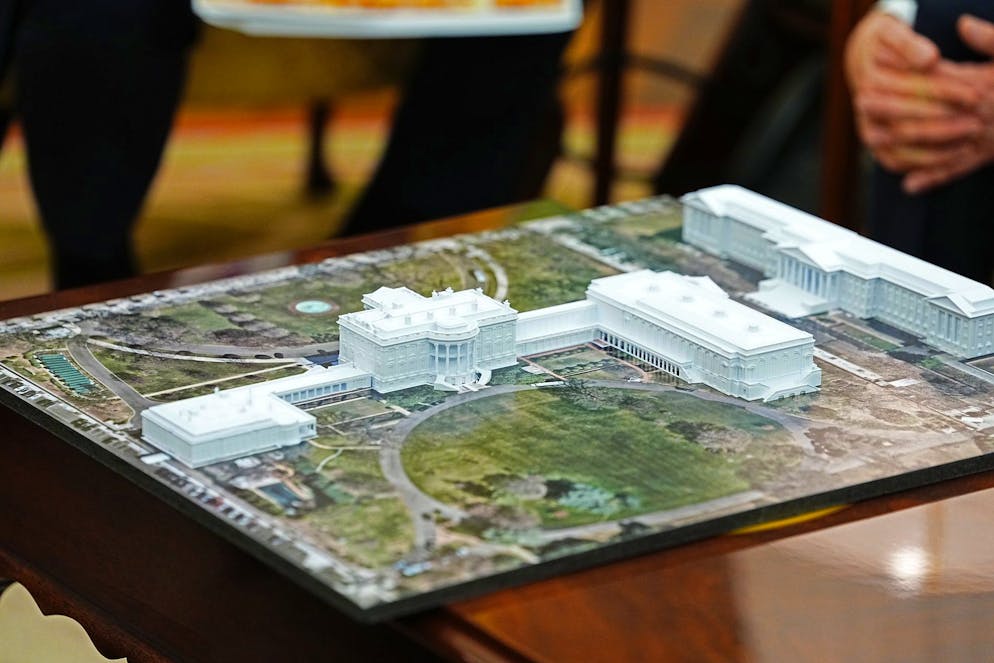 Maison Blanche. epa12474300 Une maquette de la Maison Blanche avec la nouvelle salle de bal est visible sur la table alors que le président américain Donald J. Trump rencontre le secrétaire général de l'OTAN Mark Rutte dans le bureau ovale de la Maison Blanche à Washington, DC, États-Unis, le 22 octobre 2025. Les dirigeants se sont réunis pour discuter du soutien continu à l'Ukraine. EPA/AARON SCHWARTZ / POOL