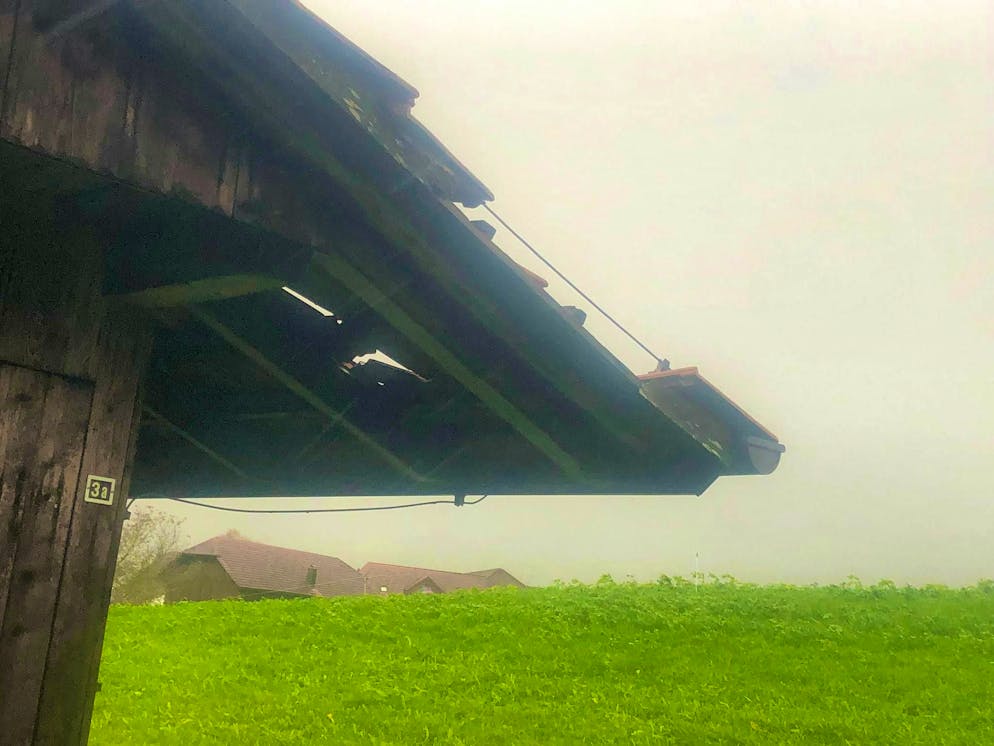 Le immagini di una lettrice di blue News sulla tempesta Benjamin. Le tegole del tetto si sono staccate dal capannone accanto e sono volate in aria.