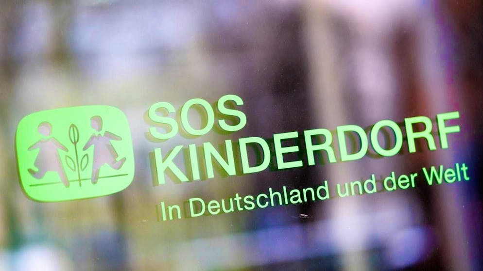 ARCHIVE - The words "SOS Children's Villages - In Germany and the World" can be seen on a pane of glass at the headquarters of the children's aid organization SOS Children's Villages. A commission presented a report on border violations against children. Photo: Matthias Balk/dpa/Archive image