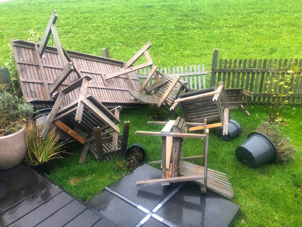 Benjamin. Im Garten brachte das Mobiliar den Zaun zum Einstürzen.