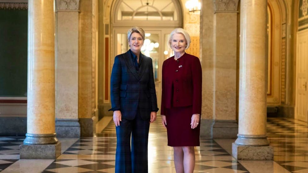 Callista Gingrich (rechts) mit Bundespräsidentin Karin Keller-Sutter im Bundeshaus in Bern.