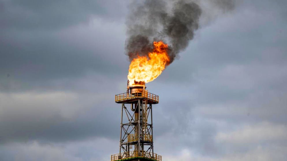ARCHIV - Eine so genannte Hochfackel brennt auf dem Gelände der PCK Raffinerie GmbH. Die Ölpreise haben an ihre deutlichen Gewinne vom Vortag angeknüpft. Foto: Fabian Sommer/dpa