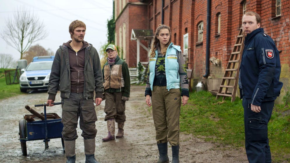 Ist konventionelle Landwirtschaft krebserregend?. Ermittlungen auf dem Biohof der Feldhusens (von links): Sven Feldhusen (Henning Flüsloh), seine Mutter Marlies Feldhusen (Lina Wendel) sowie Partnerin Frauke (Ronja Herberich) bekommen nach dem Tod ihres Landarbeiters Besuch von Polizist Olaf Gehrke (Ole Fischer).