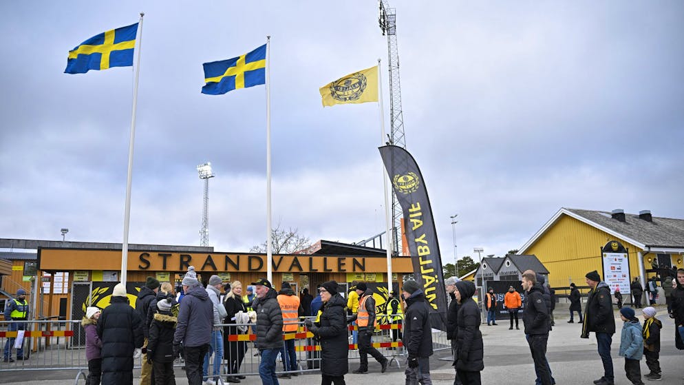 I tifosi del paese arrivano allo stadio Strandvallen, un luogo di ritrovo per la piccola comunità locale.