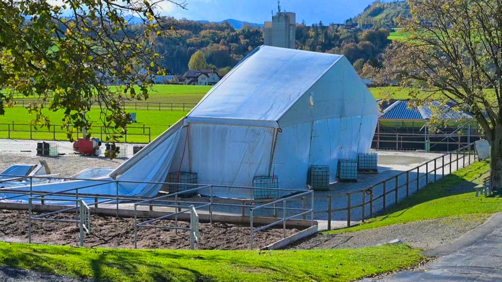 The damaged tent stands on a riding arena in Wichtrach BE.