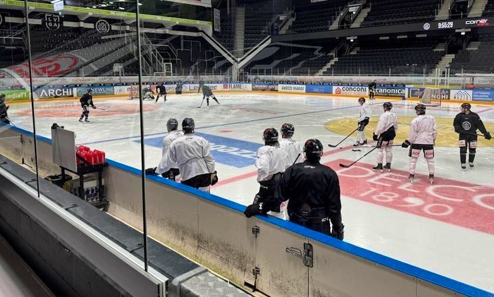 La prima mezz'ora dell'allenamento ha visto in pista solo attaccanti e portieri